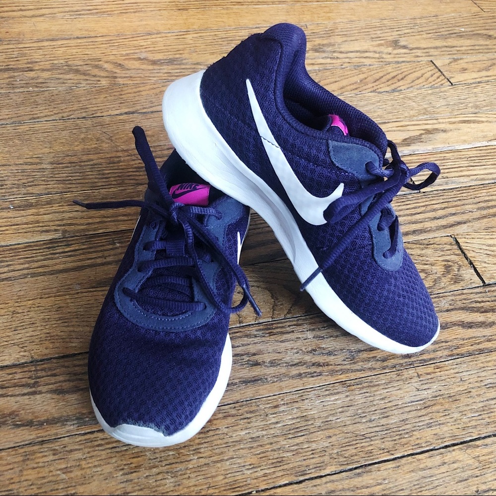 🍆 Nike Tanjun Women’s Athletic Shoe 🍆